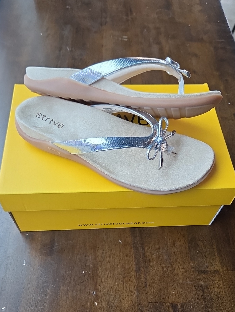 Strive Size 9 Women's Silver Bow Thong Orthopedic NEW Sandals